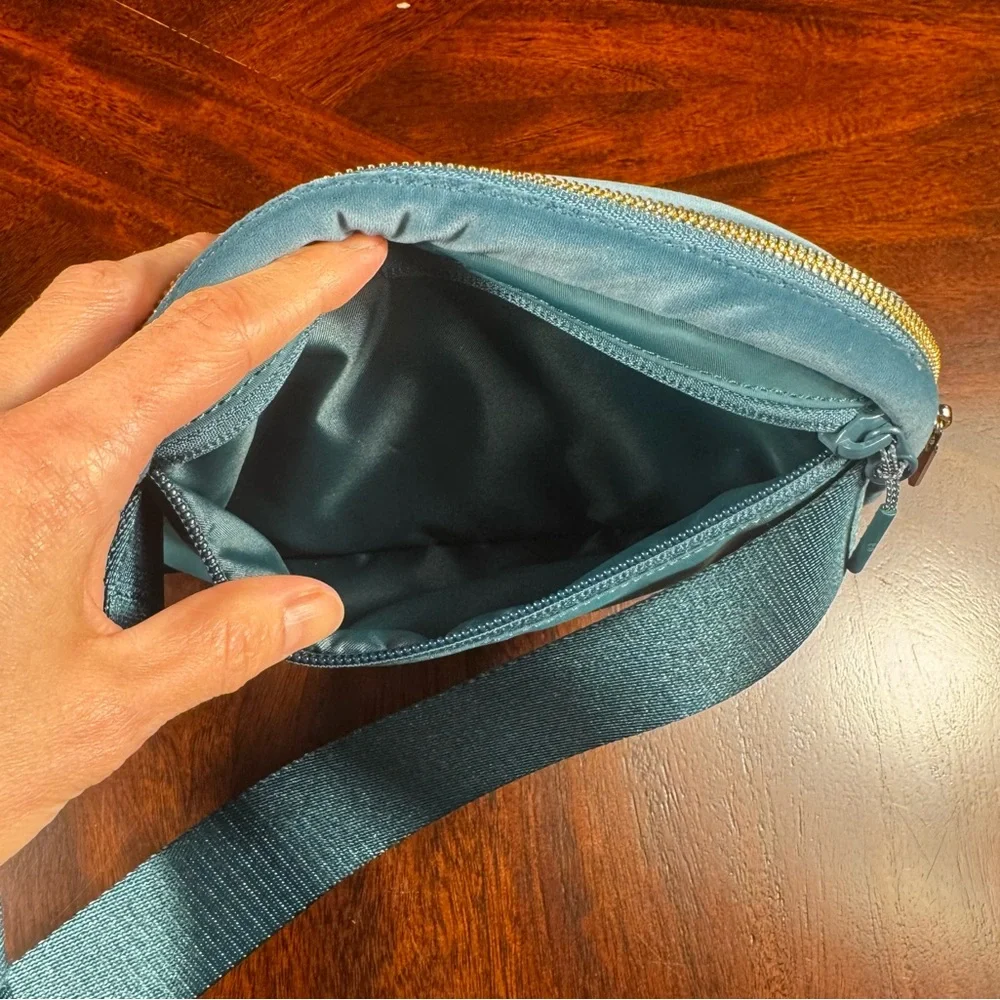 EUC Lululemon Everywhere Belt Bag Plush Velour Green Jasper Gold - Picture 12 of 14